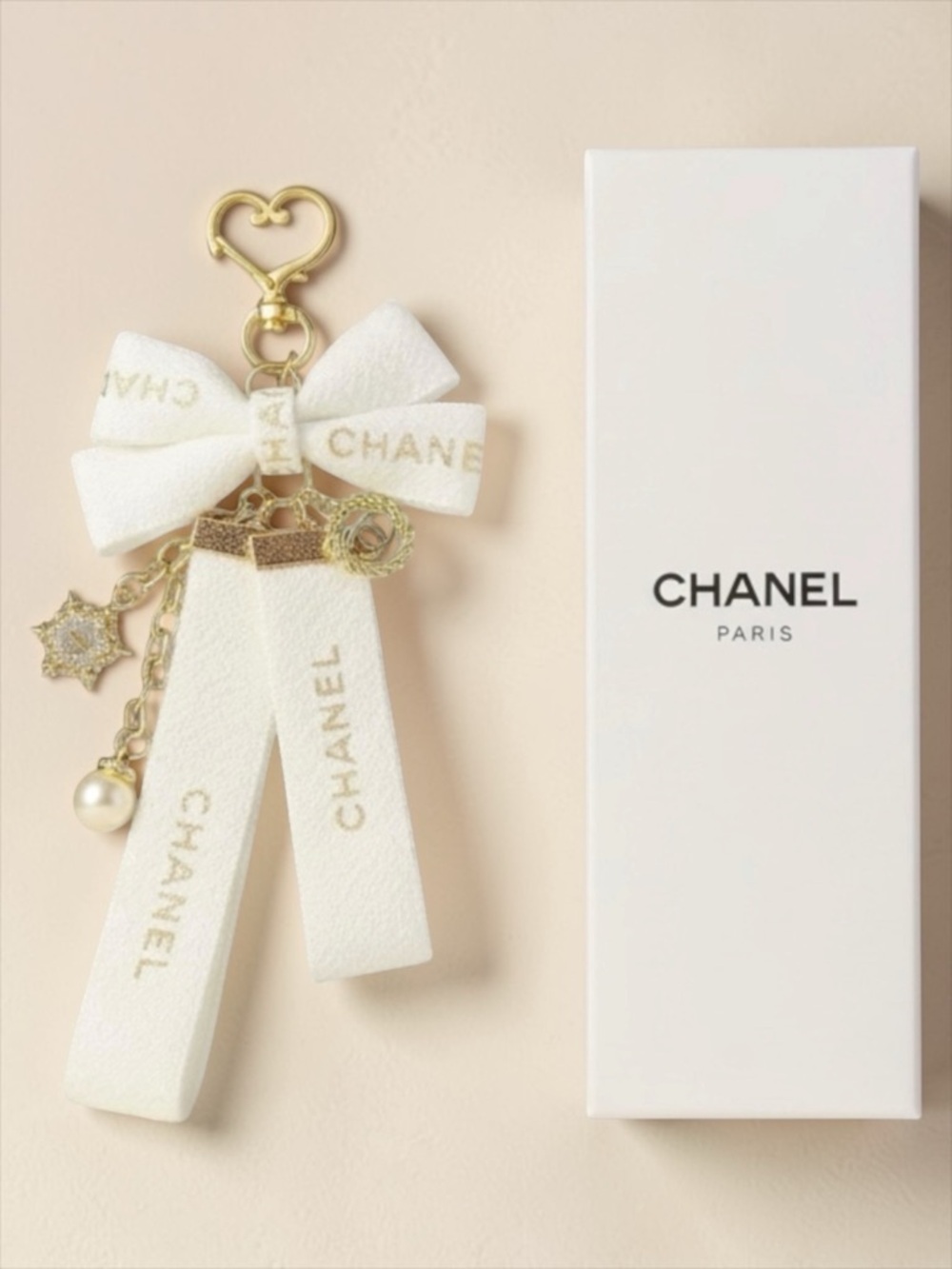 CHANEL White and Gold Bow Key & Card Holder Charm - Picture 13 of 13